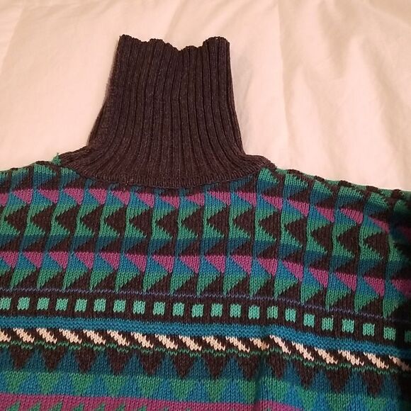 SWEATER!!!! LIKE NEW!!!  GORGEOUS!!!  PURCHASED IN UPSCALE BOUTIQUE IN ASPEN!!! - Picture 6 of 14